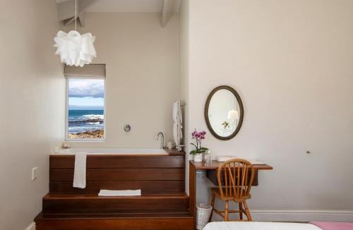 Sandbaai House | 138 Marine Beachfront Guesthouse