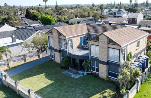 Gonubie House | Sea Views on 14th
