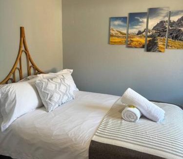 Gordons Bay Central Apartment | Mountain Views, beach walks, heart of old village