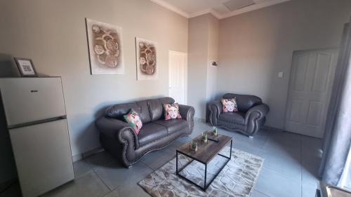 Kathu Apartment | Rooisand Oornag Akkommodasie