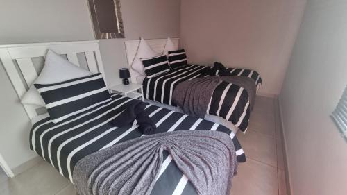 Kathu Apartment | Rooisand Oornag Akkommodasie