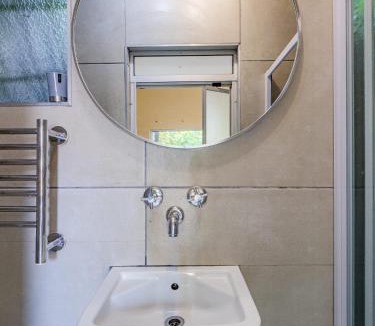 Essenwood Bed & Breakfast | Private Studio flatlet, Uncapped Wifi, Netflix,Full DSTV