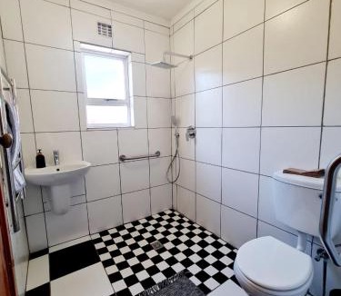 L'Agulhas House | Verregaande Cottage with hot tub