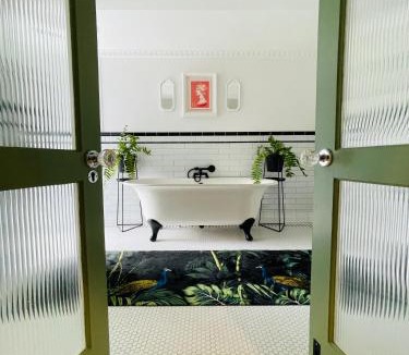 Cape Town City Centre House | Suite Martinique at Slivington Manor