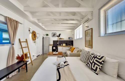 Three Anchor Bay Apartment | Stylish Studio, 600m to the Promenade!