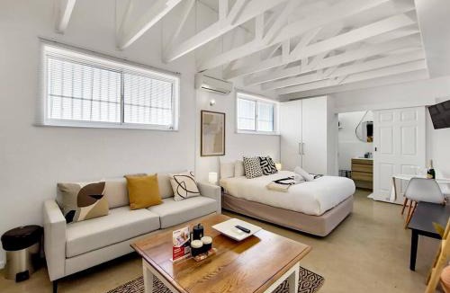 Three Anchor Bay Apartment | Stylish Studio, 600m to the Promenade!