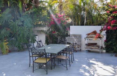 Humewood Apartment | Posh Spot Gold Unit beautiful Beach View Apartment Sleeps 2