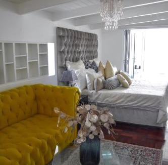 Humewood Apartment | Posh Spot on the beachfront strictly bookings of 4 or 5 guests