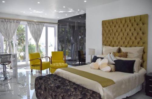Humewood Apartment | Posh Spot on the beachfront strictly bookings of 4 or 5 guests