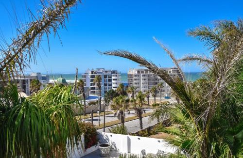 Humewood Apartment | Posh Spot on the beachfront strictly bookings of 4 or 5 guests
