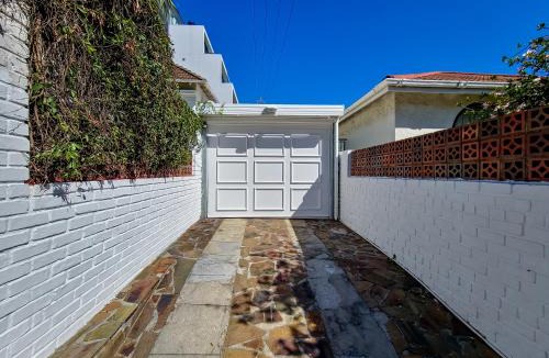 Three Anchor Bay House | Charming Family Home