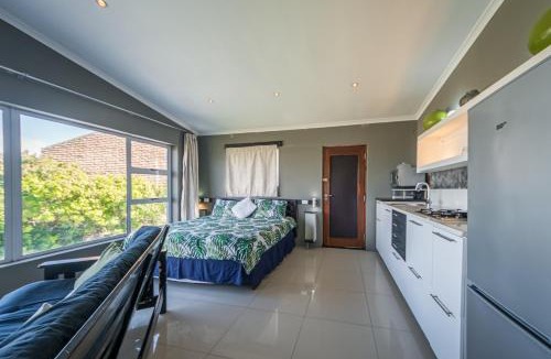 Sunset Beach House | Gaia Hydro-Spa and Guest House