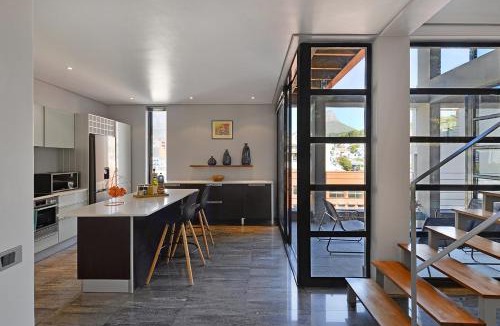 Bo'Kaap Apartment | Rose - Luxury City living with views!