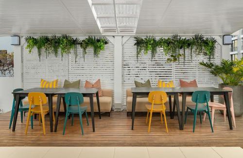 Three Anchor Bay Hotel | Neighbourgood Hill Suites