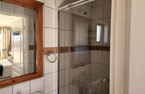 Newcastle Cabin | Snips Accommodation