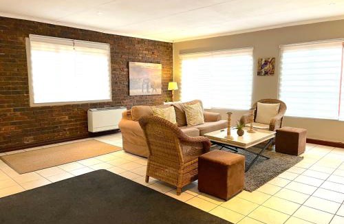 Kempton Park Hotel | Safari Club Guest Lodge OR Tambo International Airport