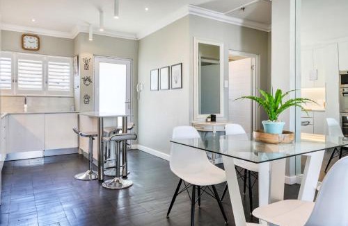Three Anchor Bay Apartment | Backup-Powered Elegant Promenade Retreat