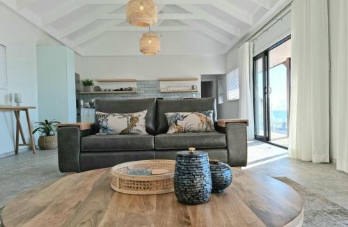 Gordons Bay Central Apartment | The Anchor, Luxury living for 2 with sea view and Jacuzzi