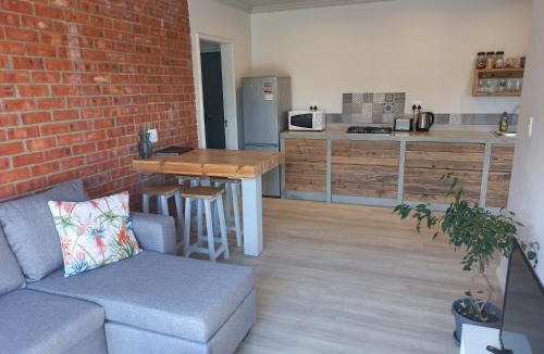 Cape Saint Francis Apartment | Rolling Tide - Lovely new flat near restaurants and beach with solar - free wifi and DSTV