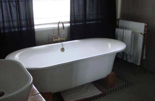 George House | Die Waenhuis Guest House