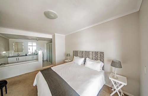 Muizenberg Apartment | Surferscorner Self Catering Apartments