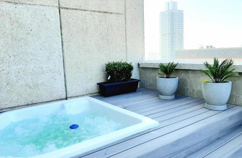 Downtown Johannesburg Apartment | 1804 Franklin 3-Bed Penthouse with Rooftop Jacuzzi