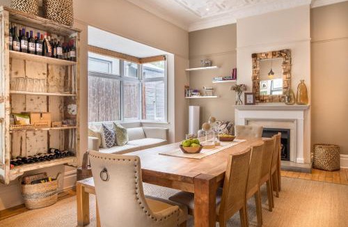 Three Anchor Bay House | Antrim Villa by Totalstay