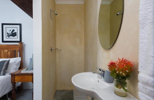 Betty's Bay House | Stay at Friends Economy Rooms