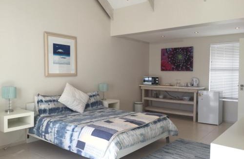 Calypso Beach House | PERFECT 10 - 10 to 14 Sleeper Luxury Holiday Home Breakage Deposit of R2500 per Weekend Lease