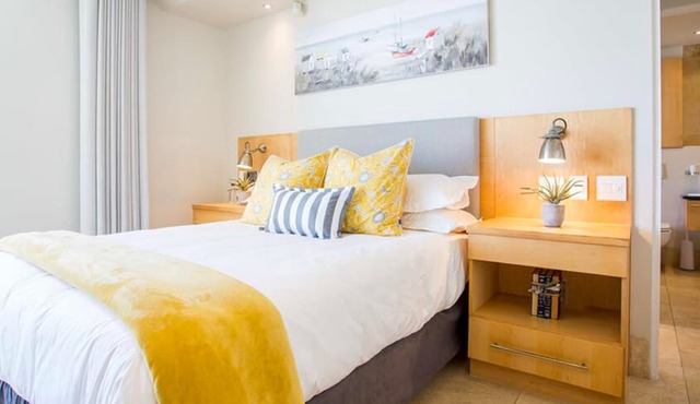 Comfy Room in a Seafront Villa in Herolds Bay