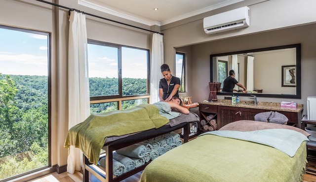 Kariega Game Reserve - Ukhozi Lodge in Kenton on Sea