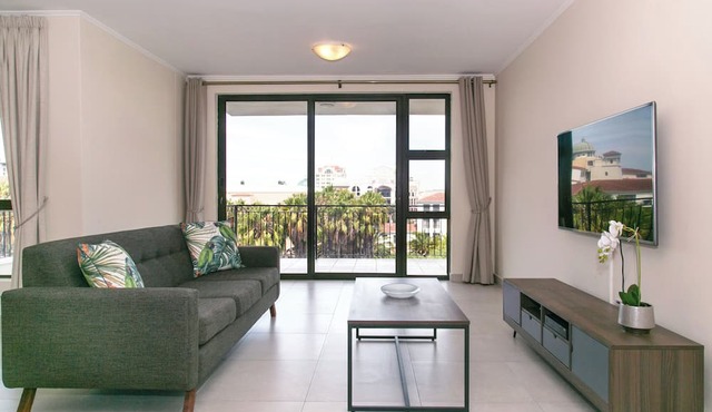 Island Club Hotel & Apartments