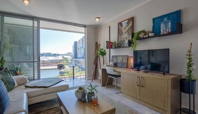 Lake View Harbour Bridge Villa in Cape Town