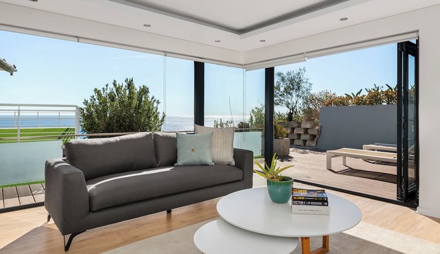 Spacious Bantry Bay Gem l Ocean Views in Cape Town