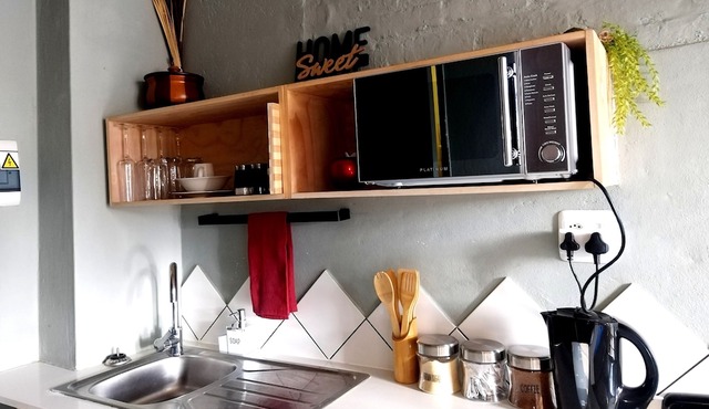 Tranquil living: Cozy Apartment in Maboneng,steps away from Art, Cafes and Bars! in Johannesburg