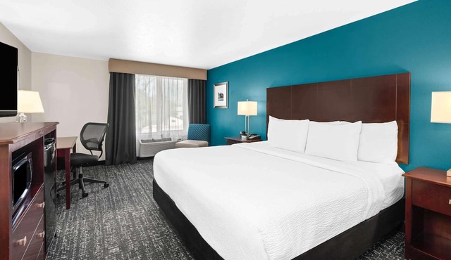 La Quinta Inn & Suites by Wyndham Portland NW in Portland