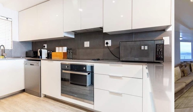 Luxurious Two-bedroom Sea Facing Apartment in Kaapstad