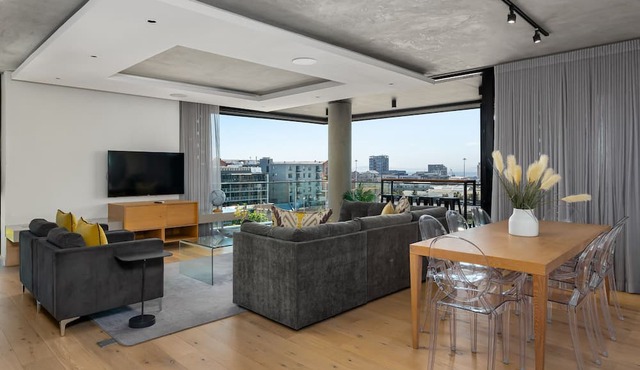 Luxe Penthouse - Private Entertainment Area in Cape Town