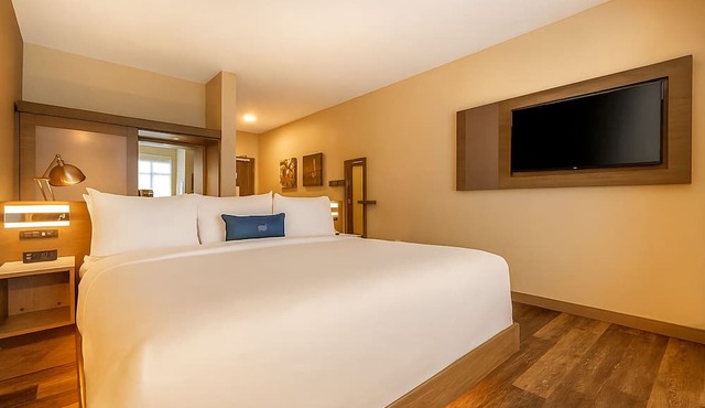 Outdoor Getaway! Stylish Unit Near Beach and Attraction, Valet Parking in Fort Lauderdale