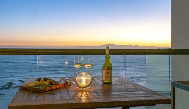 Beachfront Luxury 1,300 Sq Ft, Workspace, Air Con & False Bay Views