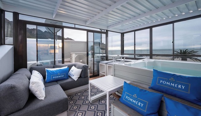 'Beach2Anchor'-Central Beachfront 5 bedroom Condo with Sea View enclosed Jacuzzi