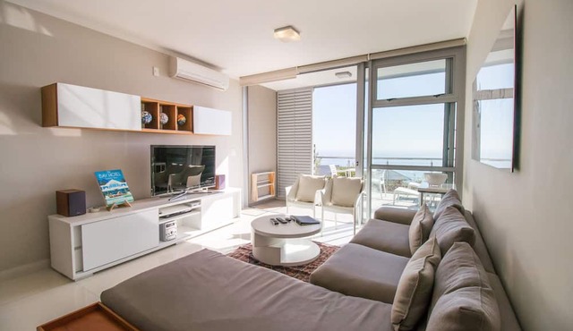 Camps Bay One Bedroom apartment - luxury stay with sea view! in Cape Town