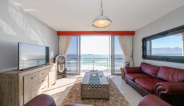 Luxury Unit with iconic breathtaking views of Table Mountain & Robben island.