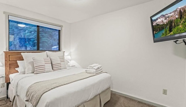 BEST STREAM VIEWS, HOT TUB, PRIVATE SETTING, BIG PINE CANYON in Sundance