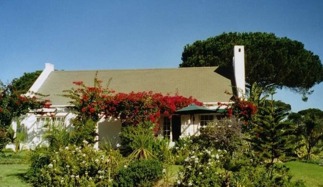 Holiday house, 4 persons in secured park with pool at the Wine-Route in Westkap-Kapstadt