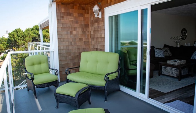 On the Beach! 3 King Beds, Eco-Friendly, Scent-Free, Luxury Townhome Oasis! in Rockaway Beach
