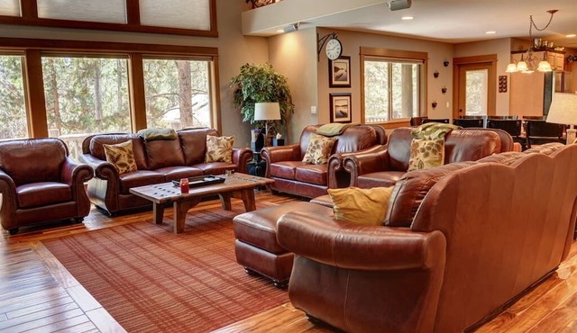 Premier Luxury Home with 7 BR/7.5 BA, Hot Tub, Game Room, SHARC passes, A/C in Sunriver
