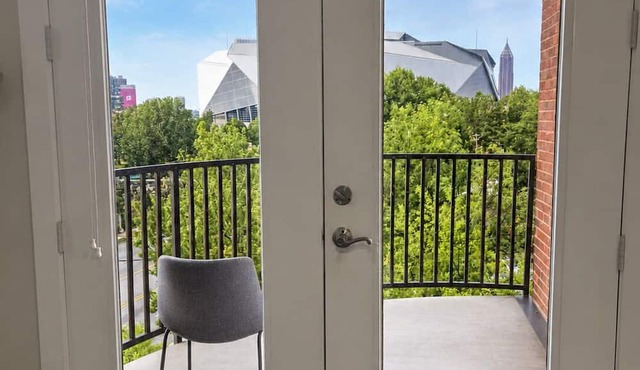 Downtown Condo-Walk to Mercedes-Benz Stadium, State Farm Arena & Free Parking in Atlanta
