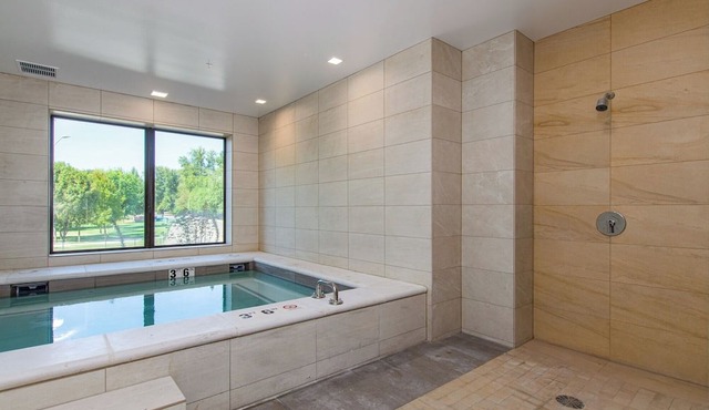 Modern & Stylish Room Near Downtown Independence – Walk to Shops & Parks in Independence