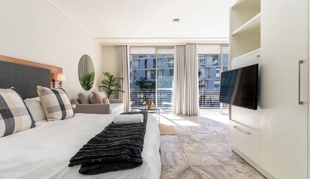 Elegant City Stay | Pool, Balcony and Workspace in Cape Town